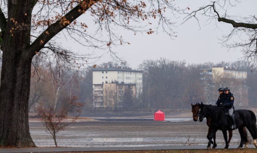 Zwei Reiter der Polizei sind nahe der Fundstelle einer Fliegerbombe in Nürnberg unterwegs. Foto: Daniel Karmann/dpa