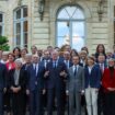 Le Premier ministre Michel Barnier (au centre, mains levées) entouré des membres de son gouvernement à l'issue d'un séminaire à Matignon, à Paris, le 27 septembre 2024