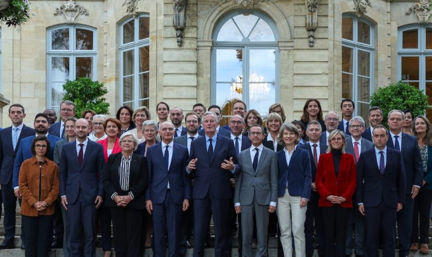 Le Premier ministre Michel Barnier (au centre, mains levées) entouré des membres de son gouvernement à l'issue d'un séminaire à Matignon, à Paris, le 27 septembre 2024