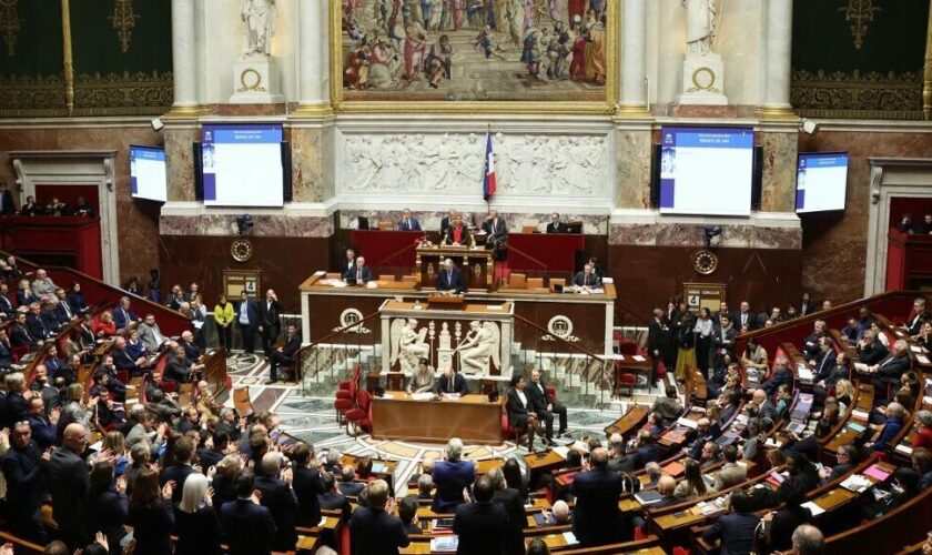 À l'Assemblée, les difficiles semaines de Michel Barnier, Premier ministre du "compromis"