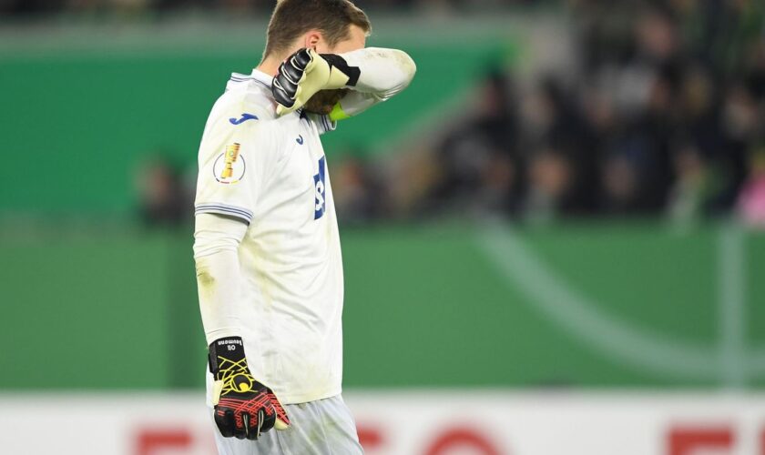 Patzte im Pokalspiel in Wolfsburg: Hoffenheims Torwart Oliver Baumann. Foto: Swen Pförtner/dpa