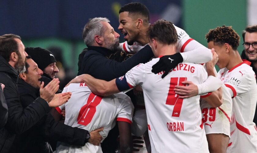 Die Profis von RB Leipzig feiern das 3:0 gegen Frankfurt mit ihrem zuletzt kritisierten Trainer Marco Rose. Foto: Hendrik Schmid