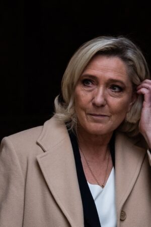 Marine Le Pen, lundi 25 novembre, à son arrivée à Matignon où elle a été reçue par le Premier ministre Michel Barnier.