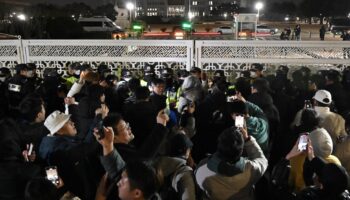 Des gens se rassemblent devant l'Assemblée nationale à Séoul, en Corée du Sud, le 4 décembre 2024, après que le président Yoon Suk Yeol a déclaré la loi martiale