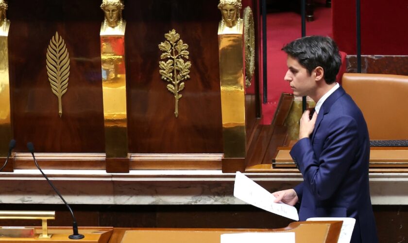 Le président du groupe des députés Ensemble pour la République Gabriel Attal, se prépare s'exprimer avant le vote sur la censure du gouvernement à l'Assemblée nationale à Paris, le 4 décembre 2024