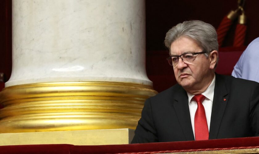 Le patron de La France Insoumise Jean-Luc Mélenchon assiste au débat précédant la motion de censure contre le gouvernement de Michel Barnier à l'Assemblée nationale , le 4 décembre 2024.