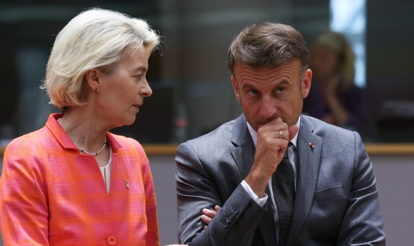 La présidente de la Commission européenne Ursula von der Leyen et le président français Emmanuel Macron échangent lors d'un sommet européen à Bruxelles le 27 juin 2024