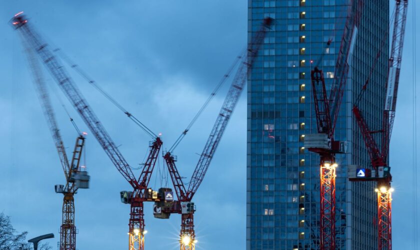 Die schwarz-rote Landesregierung will Bauen in Berlin beschleunigen und dafür Genehmigungsverfahren vereinfachen. (Archivfoto) F