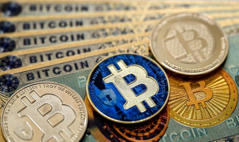 Le bitcoin franchit pour la première fois la barre des 100 000 dollars