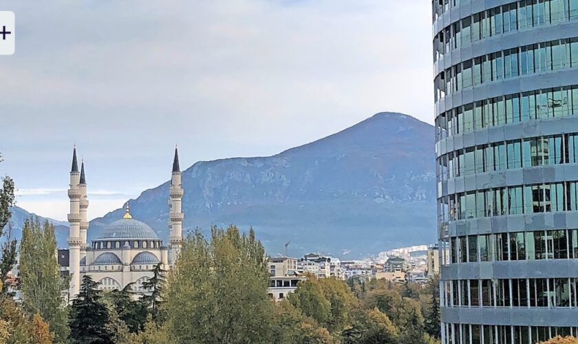 Albanischer Tenor Saimir Pirgu singt „Tosca“ in Tirana: Ein Besuch in Tirana