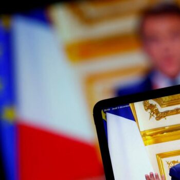 Après la chute du gouvernement, un Emmanuel Macron “combatif” exclut de démissionner