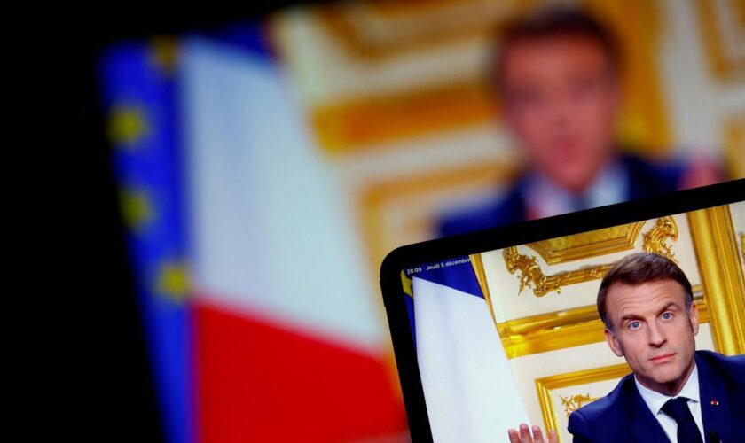 Après la chute du gouvernement, un Emmanuel Macron “combatif” exclut de démissionner