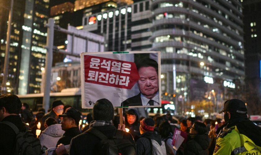 Des manifestants lors d'un rassemblement contre le président Yoon Suk Yeol, dans le quartier de Gwanghwamun, à Séoul, le 5 décembre 2024