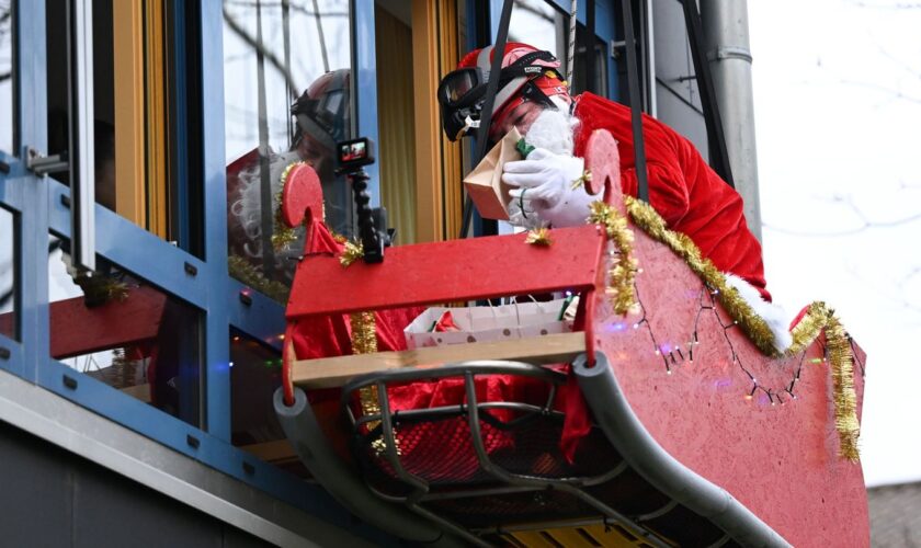 Ein als Nikolaus verkleideter Höhenretter hat sich am Nikolaustag von einem Gebäude des Hanauer Klinikums abgeseilt und Kinder m