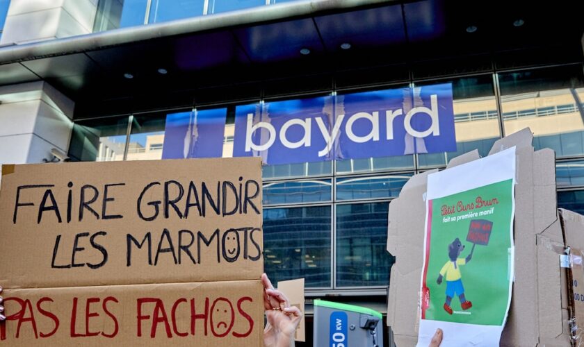 Les employés de Bayard s'opposaient à l'embauche d'Alban du Rostu comme directeur de la stratégie et du développement du groupe, poste nouvellement créé. Ce dernier est un ancien collaborateur du milliardaire catholique conservateur Pierre-Edouard Stérin, qui a échoué cette année à racheter l'hebdomadaire Marianne.