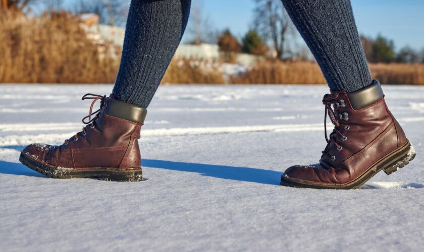 Wärmesohlen: Ein Frau spaziert über Schnee