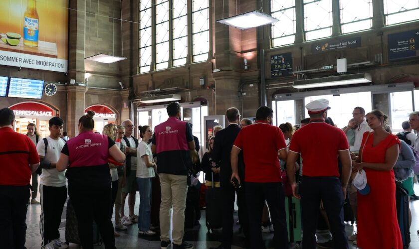 Des agents de la SNCF parlent avec des passagers en gare de Strasbourg, le 26 juillet 2024, après l’annonce d’actes de sabotage contre le réseau TGV