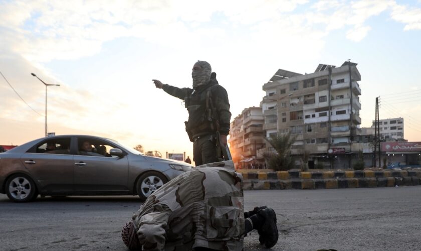 Des combattants rebelles dans la ville de Hama, prise par leurs forces dans le centre de la Syrie, le 5 décembre 2024