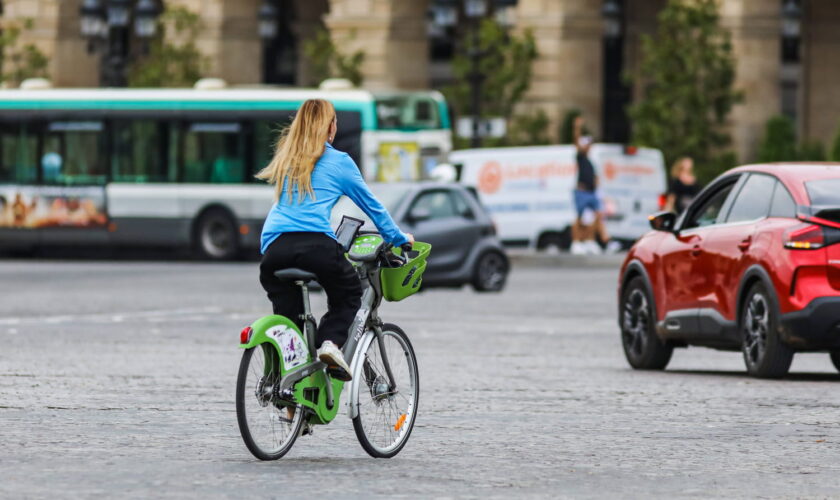 Trop de cyclistes oublient ce geste obligatoire - c'est dangereux et ça peut coûter cher