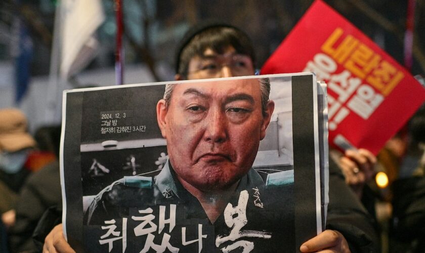 Un manifestant lors d'un rassemblement pour demander le départ du président Yoon Suk Yeol, à Gwanghwamun, à Séoul le 5 décembre 2024