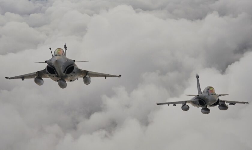 Deux avions Rafale lors d'une répétition du défilé militaire annuel du 14-Juillet, près de la base aérienne d'Orléans-Bricy, le 3 juillet 2024