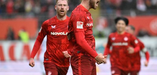 2. Fußball-Bundesliga: 1. FC Kaiserslautern schießt sich gegen Karlsruher SC an die Tabellenspitze heran