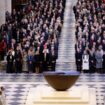 Des invités se tiennent debout lors d'une cérémonie marquant la réouverture de la cathédrale Notre-Dame, dans le centre de Paris, le 7 décembre 2024.