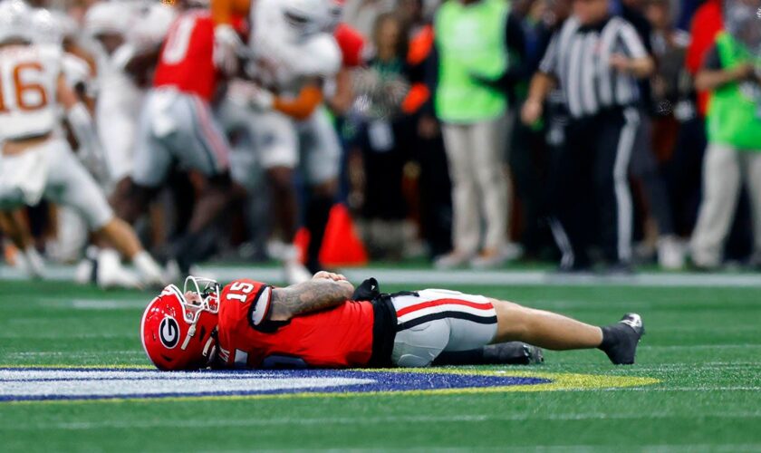 Georgia quarterback Carson Beck leaves SEC championship with injury