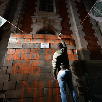 Des agriculteurs murent la permanence parlementaire de Hollande à Tulle pour protester contre la censure