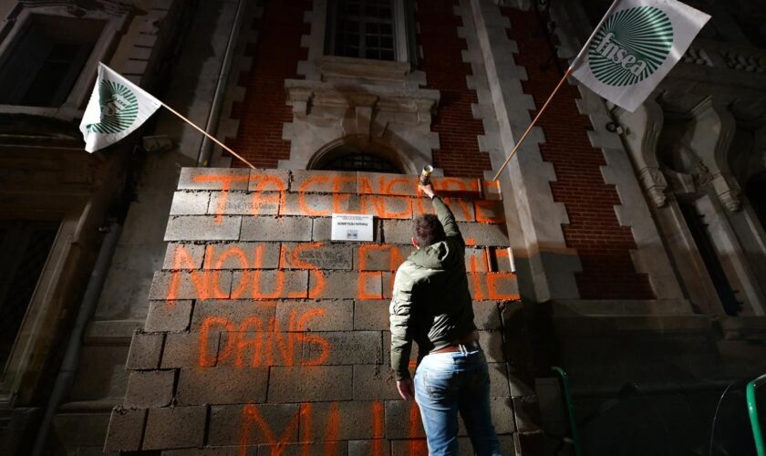 Des agriculteurs murent la permanence parlementaire de Hollande à Tulle pour protester contre la censure