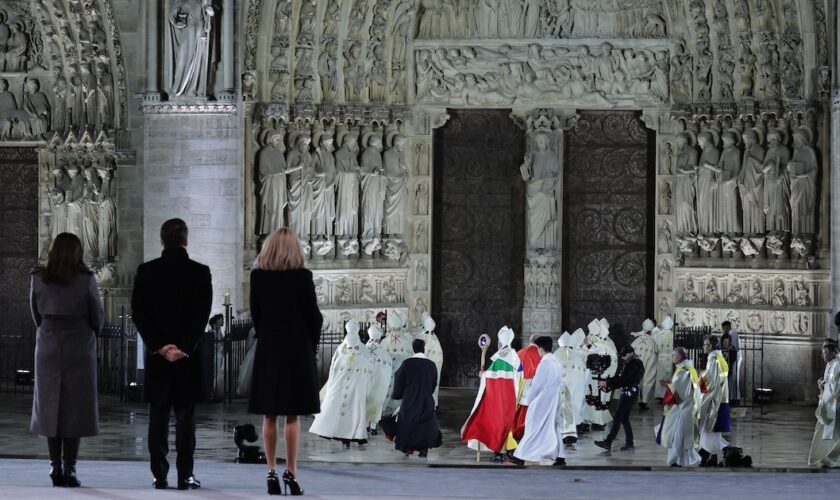 (g-d) La maire de Paris, Anne Hidalgo, le président Emmanuel Macron et son épouse Brigitte Macron devant Notre-Dame de Paris alors que l'archevêque de Paris, Mgr Ulrich, se dirige vers les portes de la cathédrale lors de la cérémonie pour sa réouverture officielle, le 7 décembre 2024 à Paris