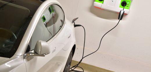 Elektroauto laden: Wie man mit dynamischen Strompreisen Hunderte Euro spart