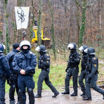 Die Polizei war seit dem frühen Morgen im Einsatz. Foto: Philipp von Ditfurth/dpa