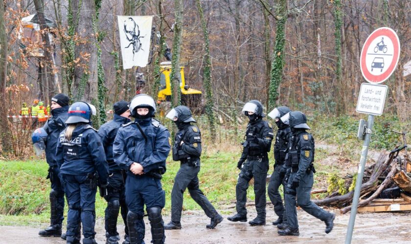 Die Polizei war seit dem frühen Morgen im Einsatz. Foto: Philipp von Ditfurth/dpa