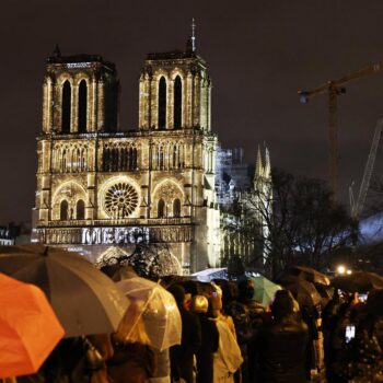 « C’est tellement beau, je vais chialer », malgré la pluie, des spectateurs conquis lors de la cérémonie de réouverture de Notre-Dame