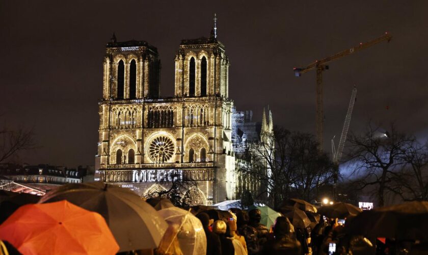 « C’est tellement beau, je vais chialer », malgré la pluie, des spectateurs conquis lors de la cérémonie de réouverture de Notre-Dame