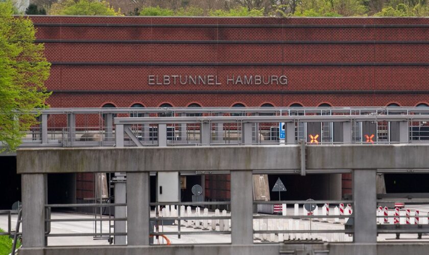 Nach einer rund 30-stündigen Sperrung sind die Hamburger A7 und der Elbtunnel wieder frei. Foto: Daniel Bockwoldt/dpa