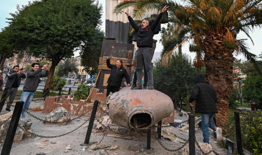 Statues déboulonnées, pillage du palais présidentiel… Les images symboliques de la chute de Bachar al-Assad