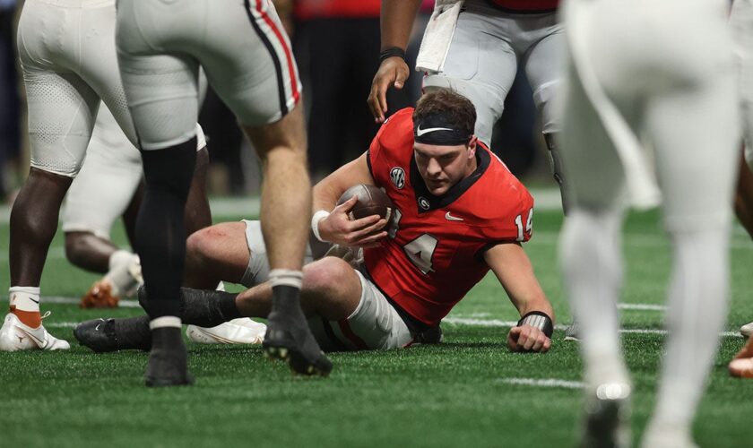 Georgia's Gunner Stockton takes huge hit in SEC title game, helmet flies off