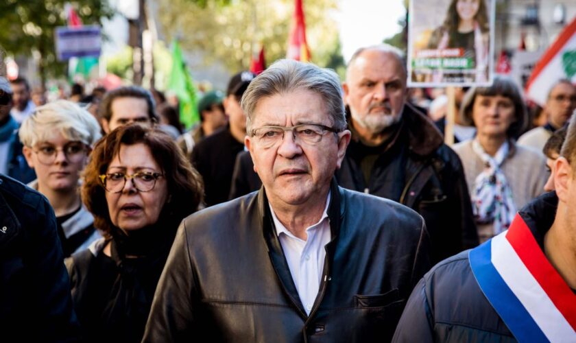 Nouveau gouvernement : Mélenchon menace les socialistes de « continuer le NFP sans eux »