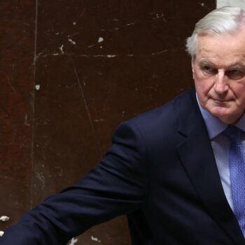 Le Premier ministre français Michel Barnier fait un geste après le résultat du vote de défiance contre son gouvernement à l'Assemblée nationale à Paris le 4 décembre 2024. Les députés français ont voté l'éviction de son gouvernement après seulement trois mois au pouvoir, une décision qui aggrave la crise politique dans le pays. L'Assemblée nationale française votait deux motions déposées par la coalition française de gauche Nouveau Front Populaire (NFP) et le parti d'extrême droite Rassemblement National (RN) dans une impasse sur le budget d'austérité de 2025, qui a vu le Premier ministre français faire passer un projet de loi de financement de la sécurité sociale sans vote (article 49.3) le 2 décembre 2024.