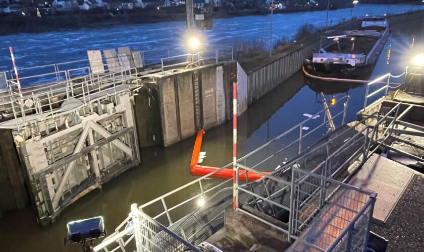 Die Torflügel der Schleuse wurden bei dem Unfall aus der Verankerung gerissen. Foto: WSA Mosel-Saar-Lahn/dpa