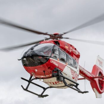 Der Schwerverletzte wurde mit einem Rettungshubschrauber ins Uniklinikum Greifswald geflogen. (Symbolbild) Foto: Daniel Karmann/