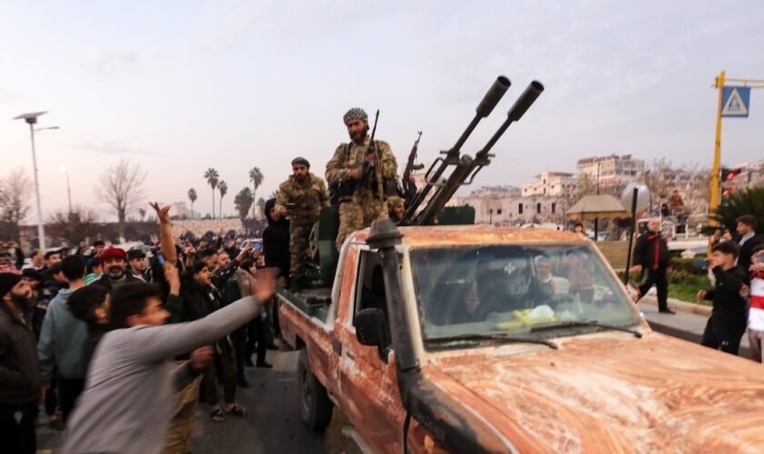 Des habitants accueillent les troupes rebelles après leur prise de la ville de Hama, dans le centre de la Syrie, le 5 décembre 2024