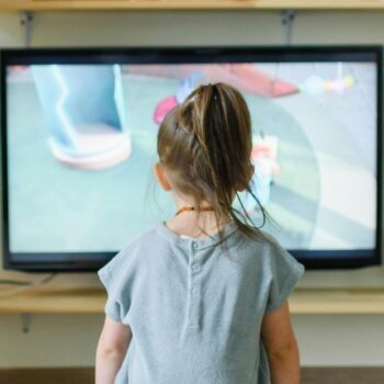 Mon enfant lit la même histoire, regarde le même film ou joue au même jeu en boucle, est-ce inquiétant?