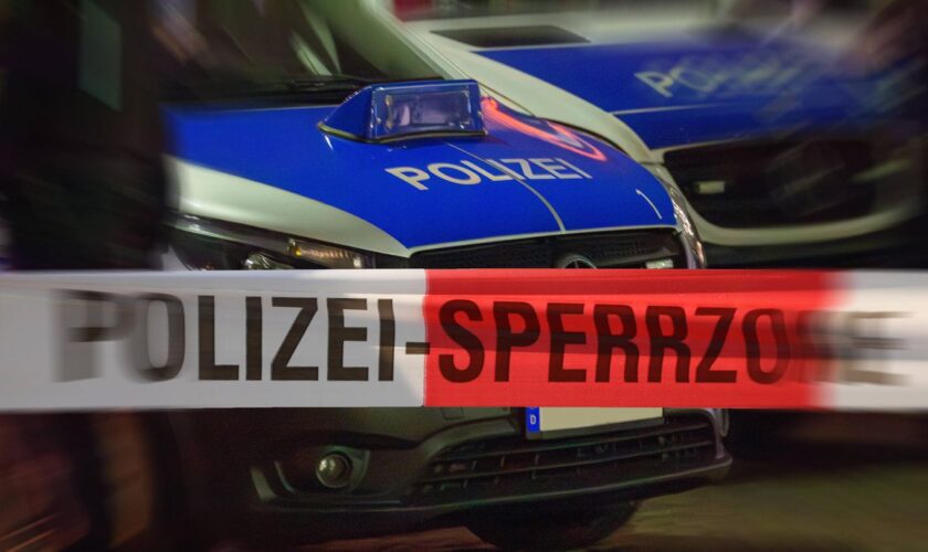 Meißen: Ein Streifenwagen der Polizei steht hinter einem Absperrband (Symbolbild)