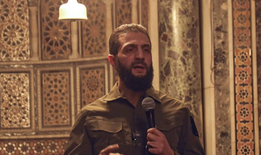 Abou Mohammed al-Joulani : le chef des islamistes du HTS est-il un terroriste ou un "héro" pour la Syrie ?