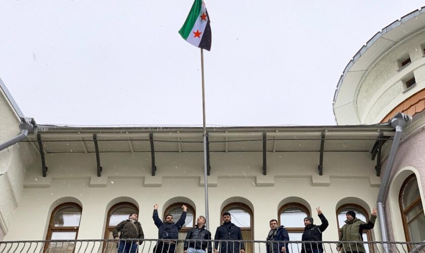 Syrien: Über vielen syrischen Botschaften weht die Flagge der Rebellen