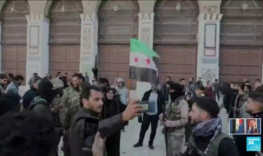 Chute de Bachar al-Assad : à Damas, les rebelles célébrés par les habitants