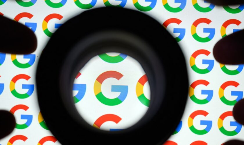 Le logo de Google à travers une loupe.